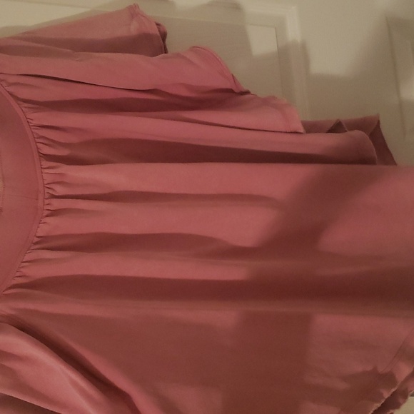 Free People off or on the shoulder top. Size Xs. But a little oversized. Pink. - Picture 4 of 5